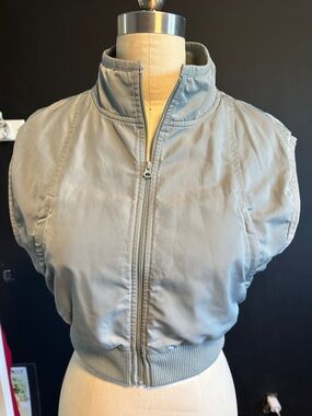 ALO Yoga Light Gray Cropped Zip Vest